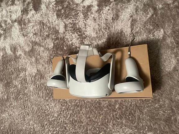 VR-headset med handkontroller spelkonsol