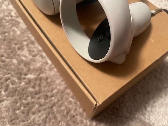 VR-headset med handkontroller spelkonsol