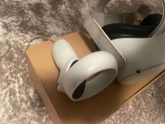 VR-headset med handkontroller spelkonsol