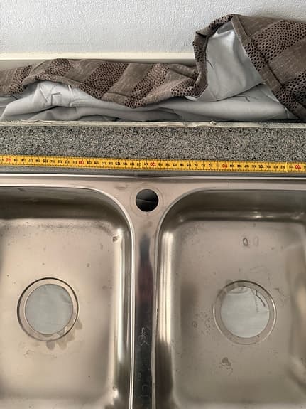 Diskbänk med bänkskiva i rostfritt  och stenskiva