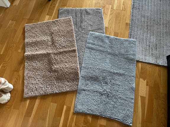 Tre stycken badrumsmattor i olika färger