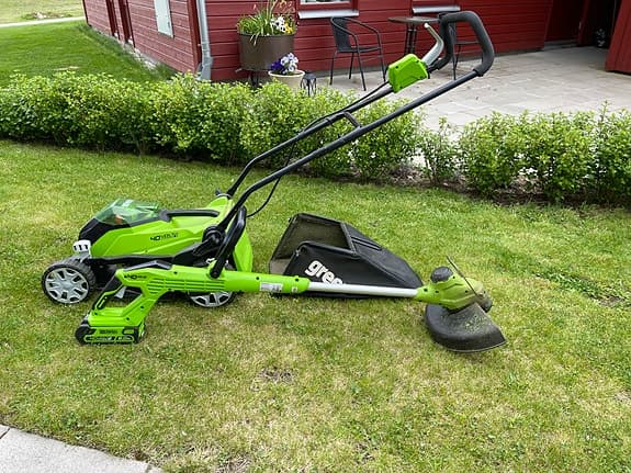 Gräsklippare, kanttrimmer, batterier