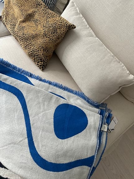 Åhléns Home pläd med blått mönster