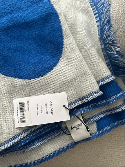 Åhléns Home pläd med blått mönster
