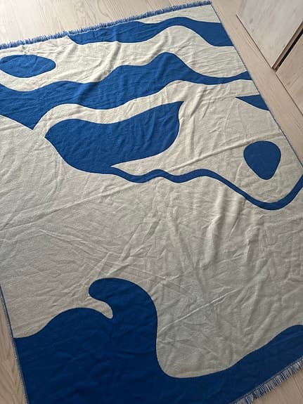Åhléns Home pläd med blått mönster