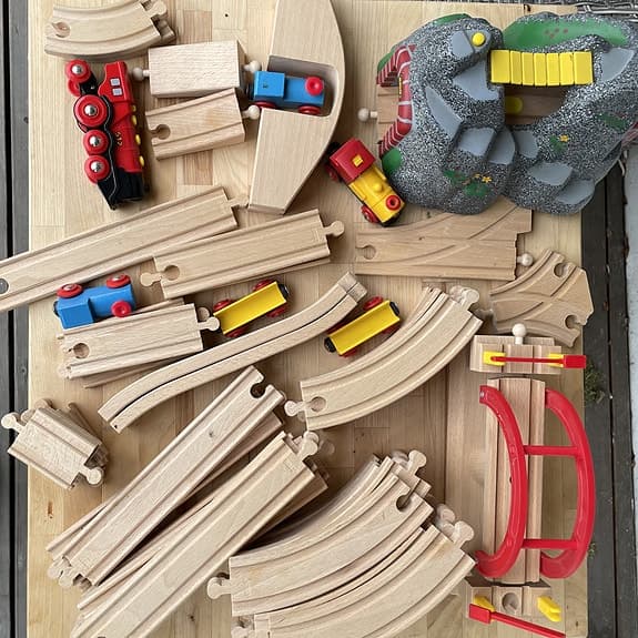 BRIO trätåg och tågbana med räls och broar