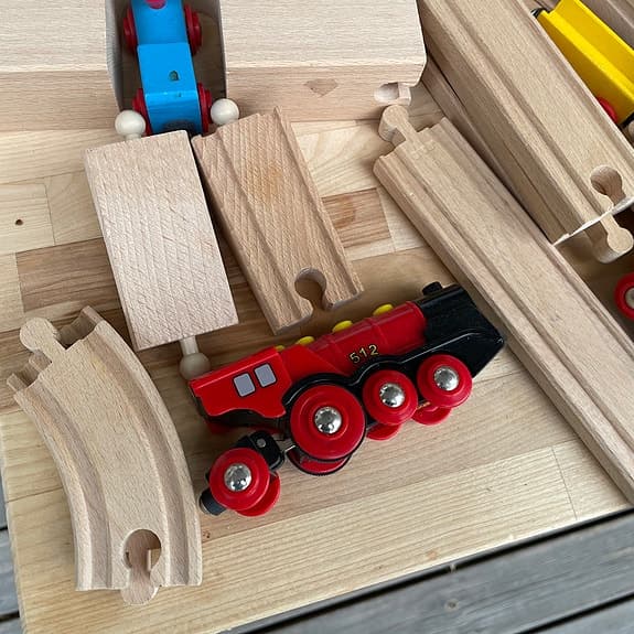 BRIO trätåg och tågbana med räls och broar