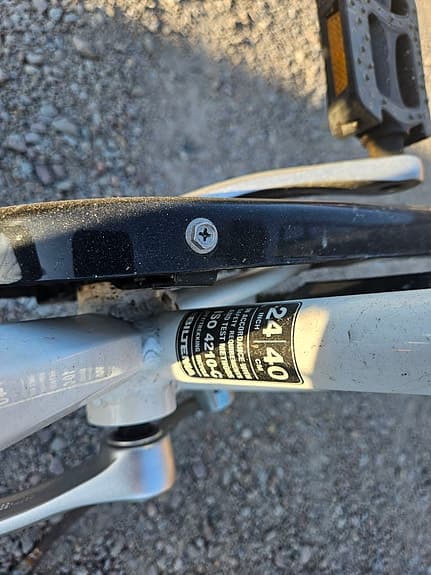 Barncykel 24" vit med korg och pakethållare
