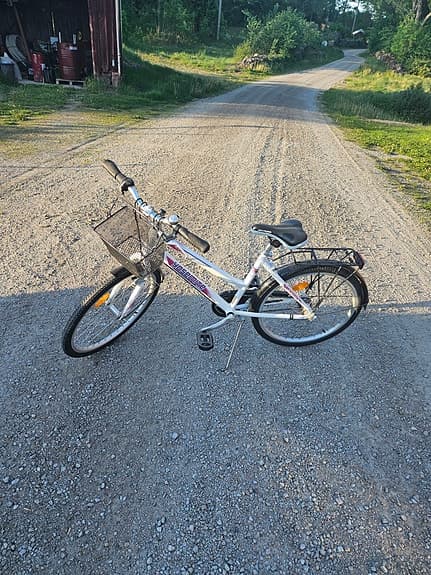 Barncykel 24" vit med korg och pakethållare