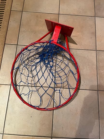 Basketkorg med nät röd/blå