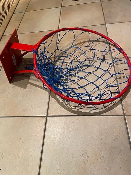 Basketkorg med nät röd/blå