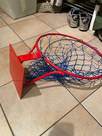 Basketkorg med nät röd/blå