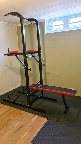 Träningsbänk med ställning och skivstångsvikter