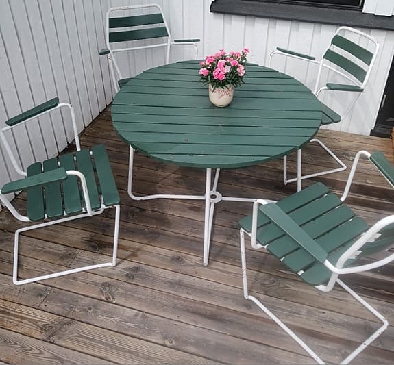Trädgårdsbord med fyra stolar