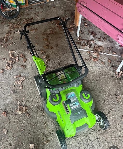 Greenworks gräsklippare batteridriven grön