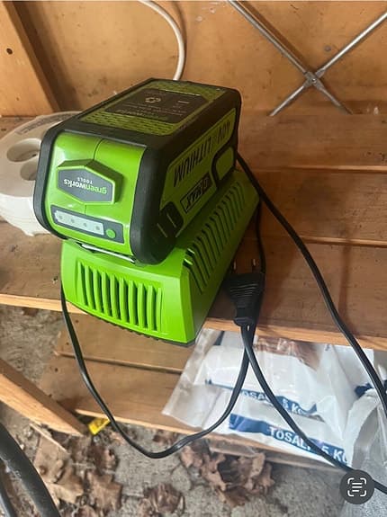 Greenworks gräsklippare batteridriven grön