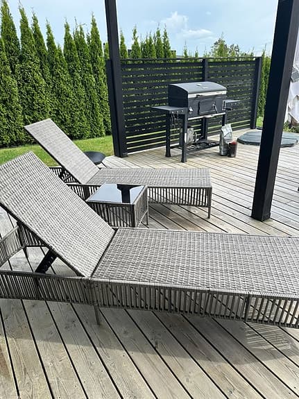 2 st solsängar med sidobord i konstrotting grå