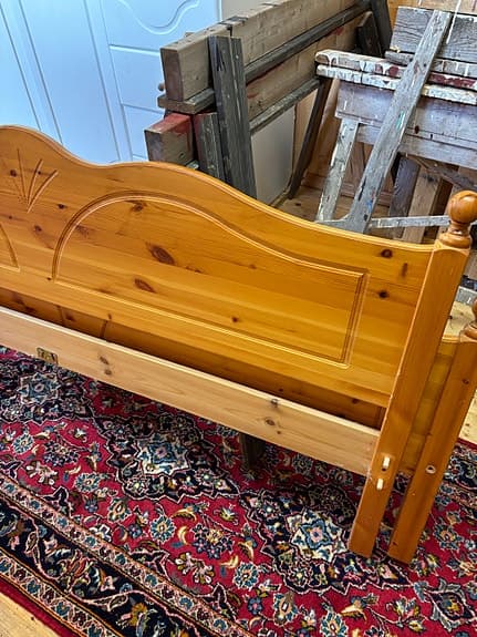 IKEA sängram furu