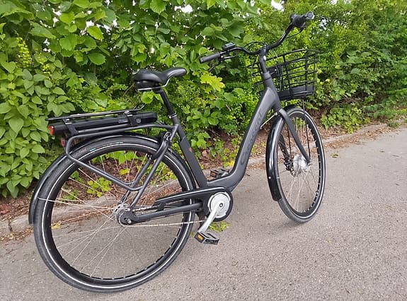 Crescent Elina Svart 2024