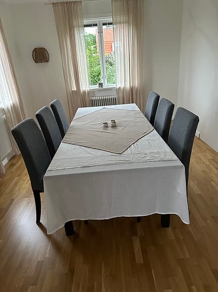 Matgrupp med mörkt bord Bjursta och 8 grå stolar Henriksdal i nyskick