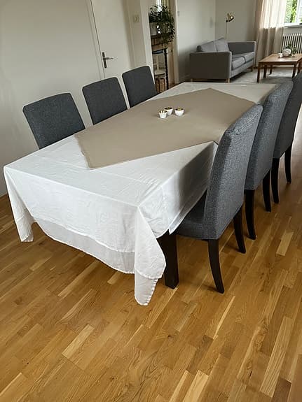 Matgrupp med mörkt bord Bjursta och 8 grå stolar Henriksdal i nyskick
