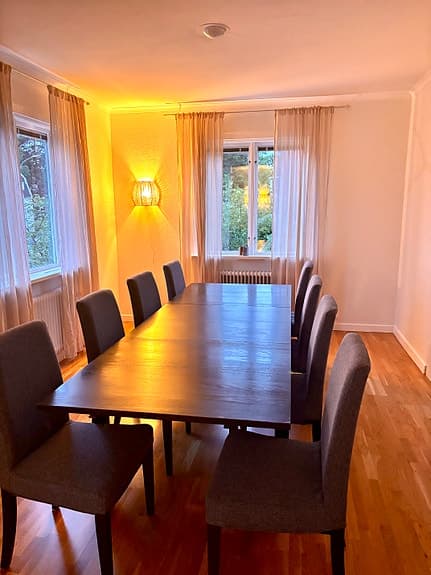 Matgrupp med mörkt bord Bjursta och 8 grå stolar Henriksdal i nyskick