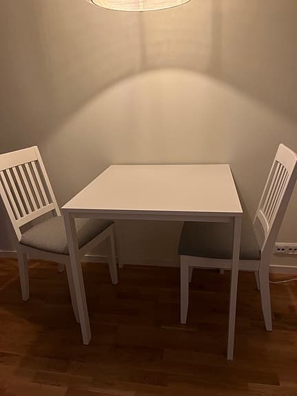 Matbord och två stolar