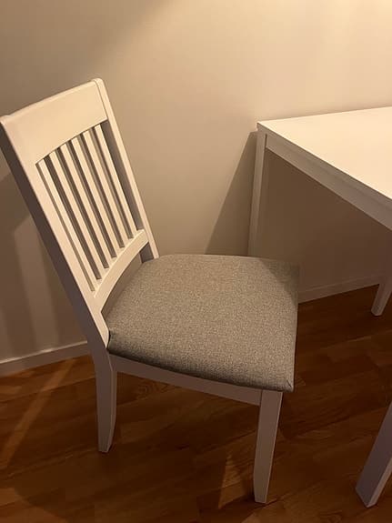 Matbord och två stolar
