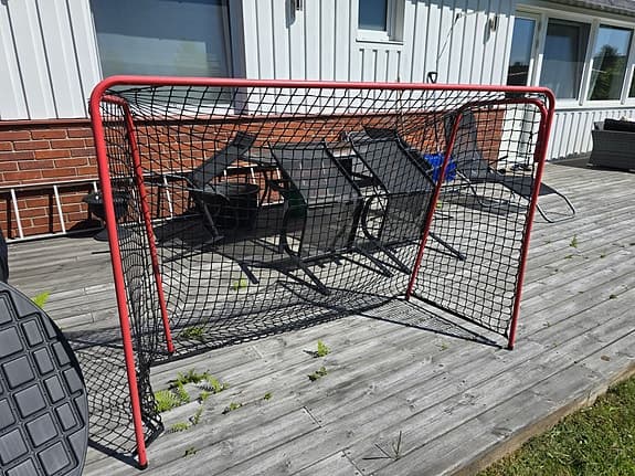 Säljer fotbollsmål  och en basketkorg.