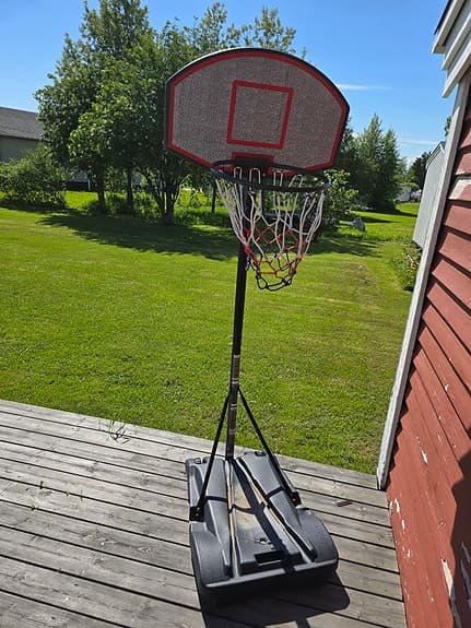 Säljer fotbollsmål  och en basketkorg.