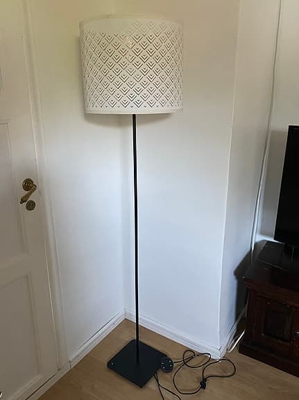 Golvlampa med mönstrad vit lampskärm