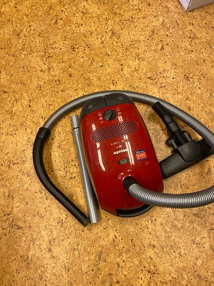 Miele röd dammsugare med påse