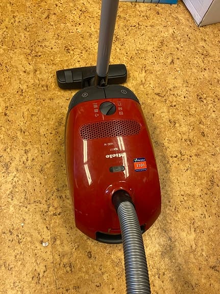 Miele röd dammsugare med påse