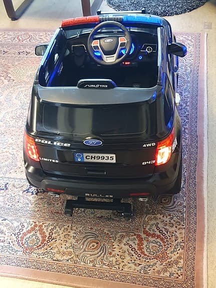 . Ford Polisbil Elbil för Barn med Fjärrkontroll & Säkerhetsbälte