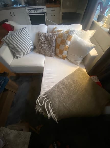 Vit tvåsitsig schäslongsoffa