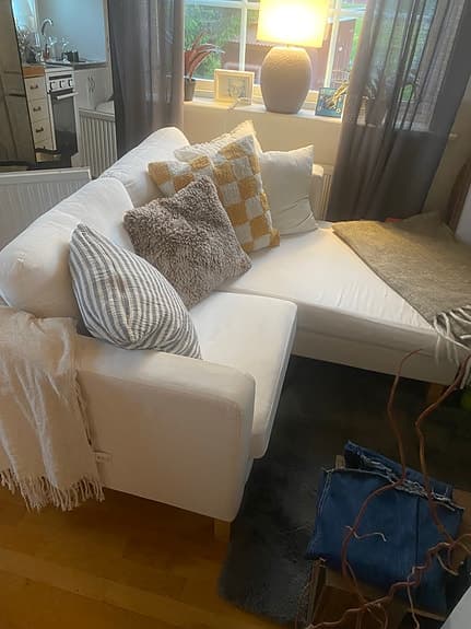 Vit tvåsitsig schäslongsoffa