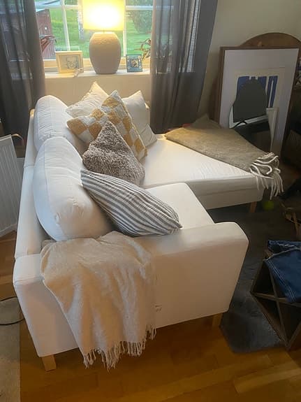 Vit tvåsitsig schäslongsoffa