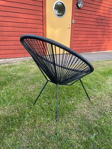 Svart utestol och bord i metall