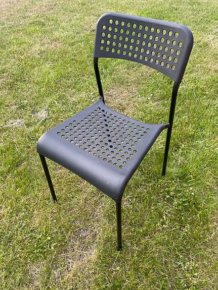 Svart utestol och bord i metall