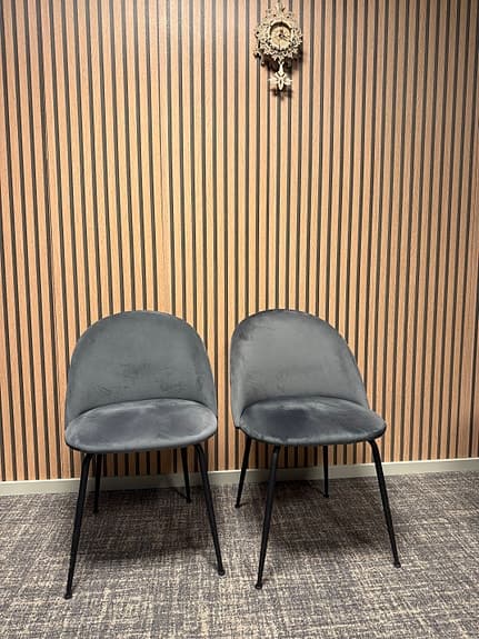 Mio stolar grå