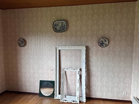 Vita dekorativa ramar och runt spegelglas