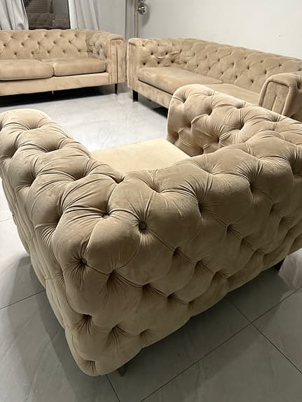 Chesterfield soffgrupp i sammet – 3+2+1 sits – Beige