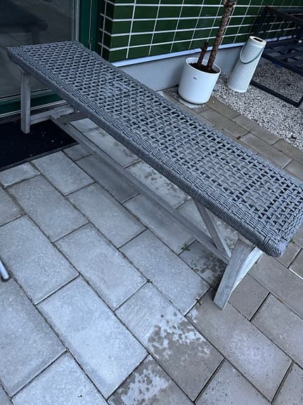 Grå utomhusbänk- flätad
