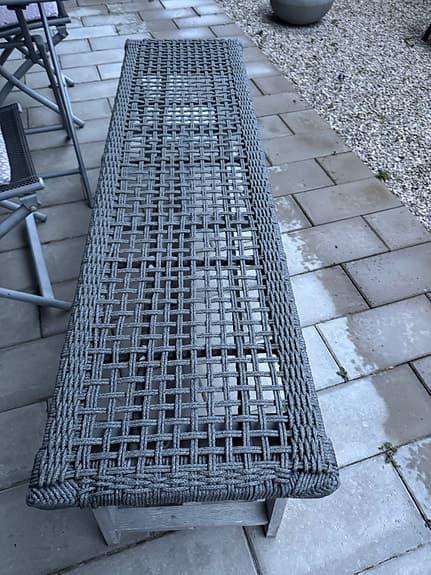 Grå utomhusbänk- flätad