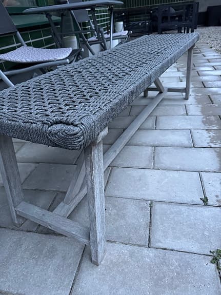 Grå utomhusbänk- flätad