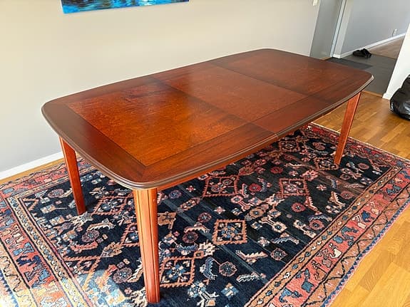 Matbord med iläggsskivor 145-245 cm långt