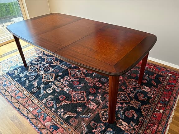 Matbord med iläggsskivor 145-245 cm långt