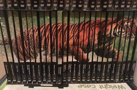 52 DVD-filmer om djur med ”bok” i fodralet inkl 2 dvd-ställ