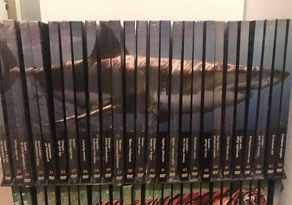 52 DVD-filmer om djur med ”bok” i fodralet inkl 2 dvd-ställ