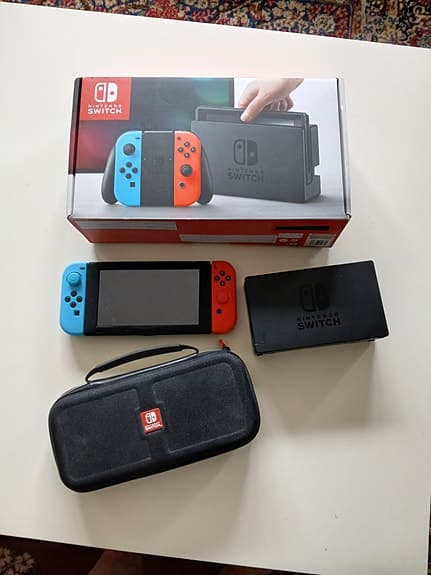 Nintendo Switch spelkonsol med neonröda och neonblå Joy-Con